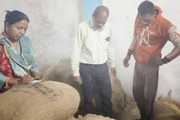 खरीदी केंद्र से संग्रहण केंद्र के लिए भेजे गए धान के बोरे ढाबे पर मिले