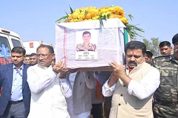 आईईडी विस्फोट में बलिदान हुए जवानों को सीएम और गृहमंत्री शर्मा ने पुष्पांजलि की अर्पित, दिया कंधा
