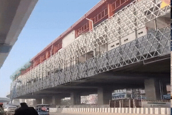 DB CITY मेट्रो का दूसरा एंट्री-एग्जिट पॉइंट स्टेशन के अपोजिट साइड DB मॉल की ओर बनाया जा रहा