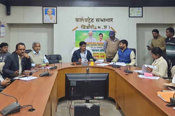 जनसुनवाई के आवेदनों का निराकरण प्राथमिकता से करें : कलेक्टर हर्ष सिंह