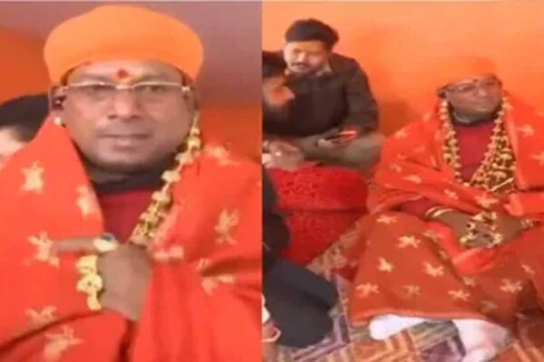 प्रयागराज में गोल्डन बाबा, जो अपने सोने से सजे व्यक्तित्व के कारण कुंभ में चर्चा का विषय बने हुए
