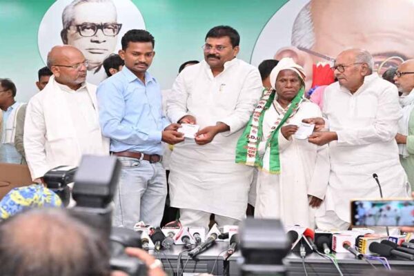 जदयू नेता भागीरथ मांझी समेत जेडीयू के पूर्व सांसद अली अनवर ने दिल्ली में कांग्रेस का दामन थामा, लगा दोहरा झटका