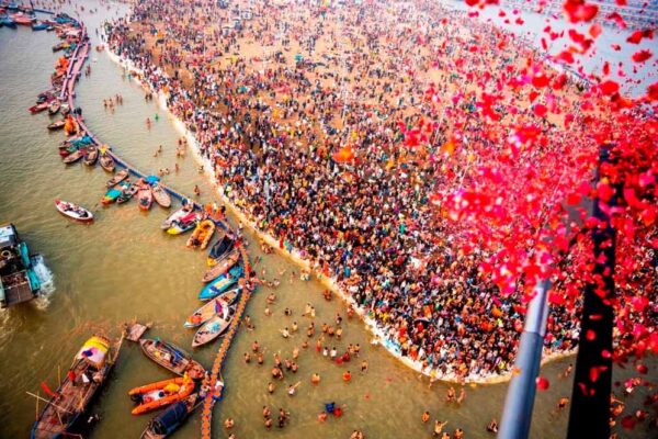 त्रिवेणी के तट पर श्रद्धालुओं का सैलाब आस्था के समंदर में घुलता मिलता नजर आ रहा, तीस करोड़ के करीब लोगो ने लगाई डुबकी