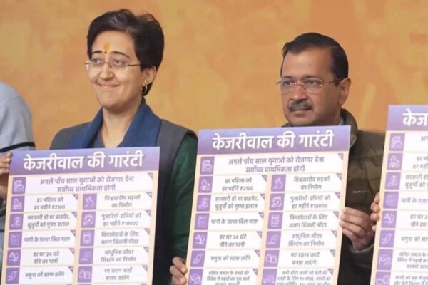 आम आदमी पार्टी ने अपना घोषणा पत्र किया जारी, इस दौरान केजरीवाल ने दी 15 गारंटियां, यमुना की सफाई