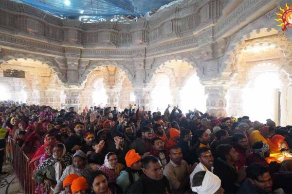 जयकारों से गूंजी अयोध्या, रामनगरी में फिर से श्रद्धालुओं का हुजूम उमड़ पड़ा