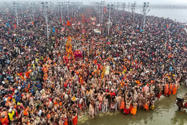महाकुंभ: माघ पूर्णिमा के अमृत स्नान पर संगम तट पर उमड़ी श्रद्धालुओं की भीड़