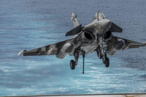 Indian Navy के एयरक्राफ्ट कैरियर से उड़ान भरने फ्रांस से राफेल-M जेट, मिसाइलों की बढ़ेगी संख्या
