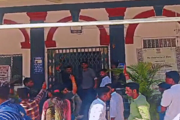 छात्रों ने 150 प्रोफेसर्स को बनाया बंधक, होलकर साइंस कॉलेज में बवाल