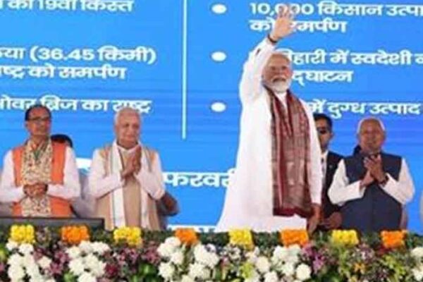 पीएम ने किसानों के खातों में पीएम-किसान की 19वीं किस्त ट्रांसफर करने के साथ विकास परियोजनाओं का किया उद्घाटन