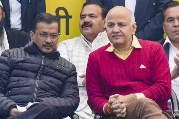 केजरीवाल और सिसोदिया के लिए नई मुश्किलों का हो सकता है आगाज, PAC के पास जाएगी CAG की रिपोर्ट