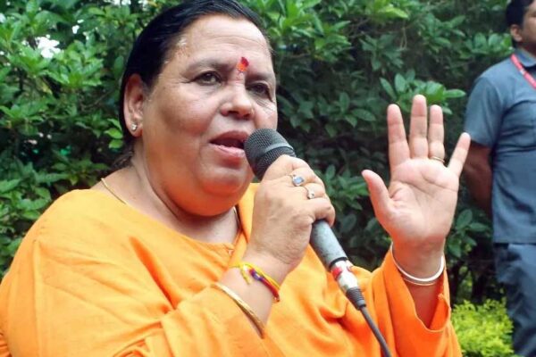 अमेरिका से आई फ्लाइट में हथकड़ी पहने भारतीयों को देख भड़कीं उमा भारती