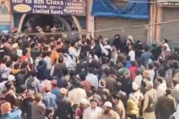 दिल्ली में हो रहे मतदान के बीच सीलमपुर में हुआ हंगामा, बुर्के में महिलाओं के फर्जी वोटिंग के लगने लगे आरोप