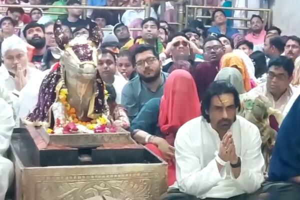 अभिनेता अर्जुन रामपाल महाकालेश्वर मंदिर पहुंचे और भस्म आरती में शामिल हुए, नंदी हाल में बैठकर भगवान का ध्यान लगाया.