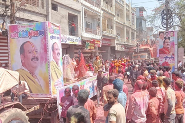 पंडित प्रदीप मिश्रा के संदेश के बाद सीहोर में होली का उत्साह देखने को मिला, श्रद्धालुओं का ठंडाई, आलू बड़े से स्वागत किया