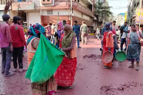 इंदौर के रंग पंचमी में उमड़ी लाखों की भीड़, विदेशी पर्यटक भी बने हिस्सा, सड़कें 38 मिनट में साफ, निगम ने किया करिश्मा