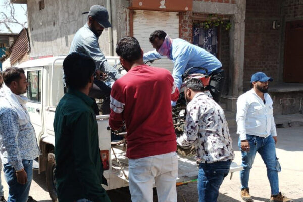 बिजली विभाग के कर्मचारी12 बाइक, 2 कूलर और TV उठा ले गए, बकायादारों पर ताबड़तोड़ कार्रवाई