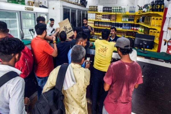 शराब के शौकीनों के लिए बड़ी सौगात, ठेकों पर लगी लम्बी-लम्बी कतार