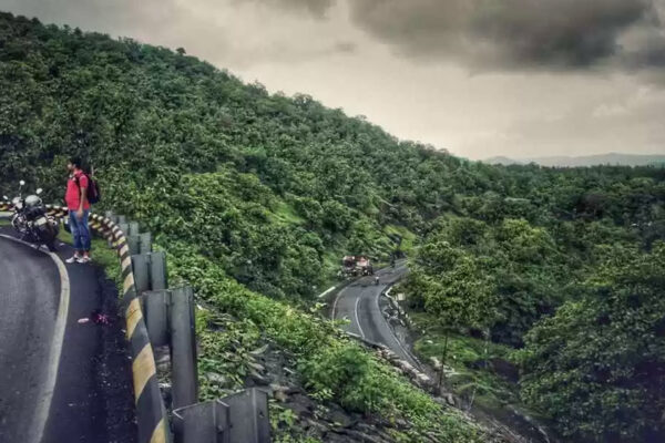 खंडवा रोड से चोरल के ग्वालू और काटकूट गांव रोड पर मिल रहे रेल लाइन और हाइवे, नीचे टनल से ट्रेन दौड़ेगी