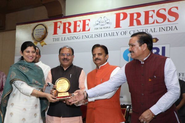 उप मुख्यमंत्री राजेन्द्र शुक्ल होटल पलाश, मीडिया समूह के “प्राइड ऑफ भोपाल” अवार्ड समारोह में शामिल हुए