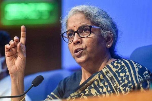 सरकार टैक्स चोरों या ब्लैक मनी रखने वालों को पकड़ने के लिए सोशल मीडिया मैसेज को भी खंगाल रही : सीतारमण
