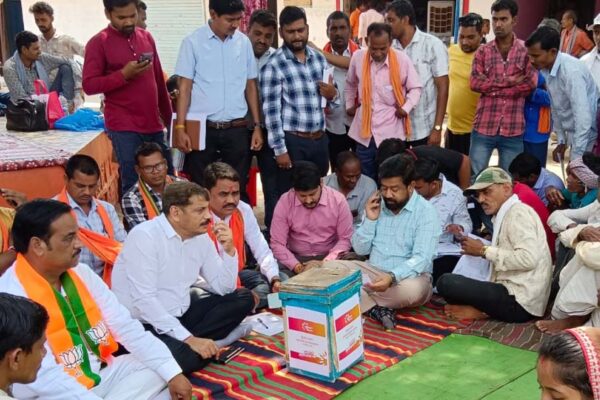कबीरधाम कलेक्टर और जिला पंचायत अध्यक्ष विकासखंड के ग्राम खैरबनाकला में पहुंचकर स्वयं ग्रामवासियों से आवेदन लिये