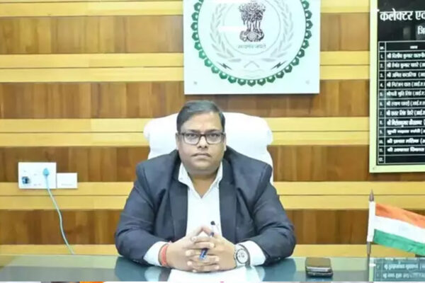 गरियाबंद जिले में कलेक्टर दीपक अग्रवाल ने सुशासन तिहार में मिली शिकायतों पर एक्शन लिया, CMO सस्पेंड, 15 को नोटिस, 20 दिन का दिया अल्टीमेटम