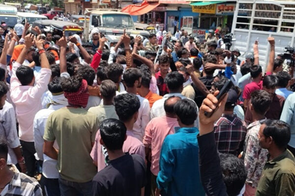 हिंदू संगठनों ने गुना में कलेक्टर ऑफिस जुलूस निकालकर प्रदर्शन किया, एफआईआर में गोली चलाने की घटना का भी किया है जिक्र