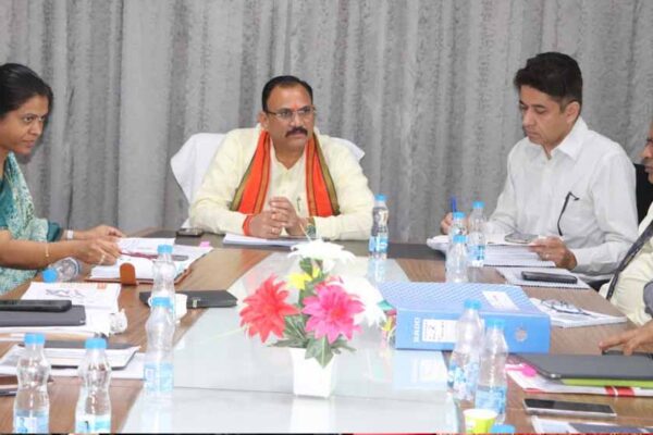 चिकित्सालय में आवश्यक सभी चिकित्सा उपकरण, तकनीकी संसाधन, और मरीजों की सुविधाओं की उपलब्धता को प्राथमिकता से सुनिश्चित किया जाए: मंत्री जायसवाल