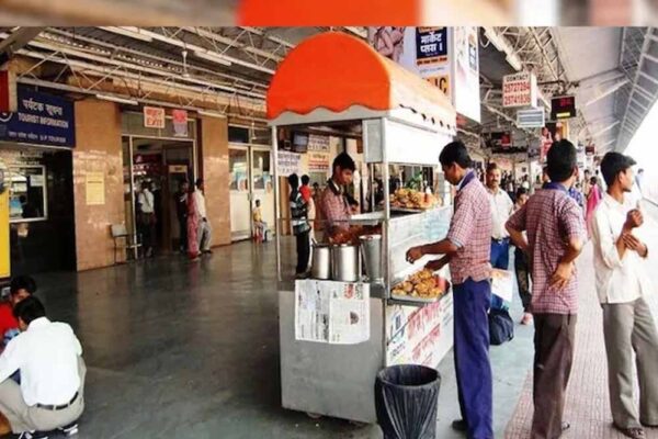 रेलवे ने अब खानपान के 60 आइटमों को महंगा किया, कचौड़ी भी 12 की बजाए अब 15 रुपये की मिलेगी