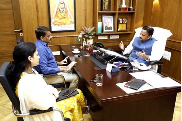 उप मुख्यमंत्री शुक्ल ने स्वास्थ्य और चिकित्सा शिक्षा विभाग की समीक्षा की
