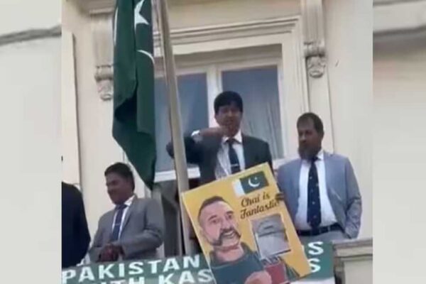 भारतीय प्रदर्शनकारियों के सामने पाकिस्तानी डिप्लोमैट की घटिया हरकत, अभिनंदन की फोटो और गला रेतने का इशारा…