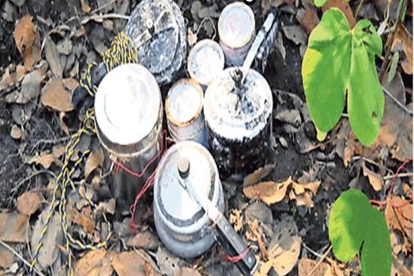 माओवादियों के खिलाफ सुरक्षा बलों की कार्रवाई, जंगल से बरामद हुए बम, सुरक्षा बल अलर्ट