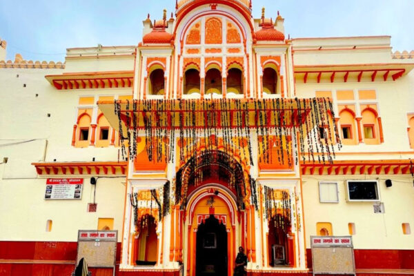 अपने राजा के जन्मोत्सव के लिए पूरा शहर सजकर तैयार हो गया