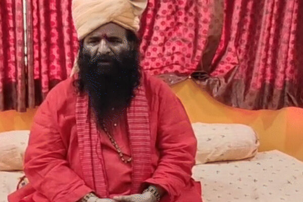 रविंद्र पुरी महाराज ने कहा अनुयायियों को कम से कम 4 बच्चे पैदा करना चाहिए. इनमें से एक बच्चे को सन्यास के मार्ग पर लाना चाहिए.