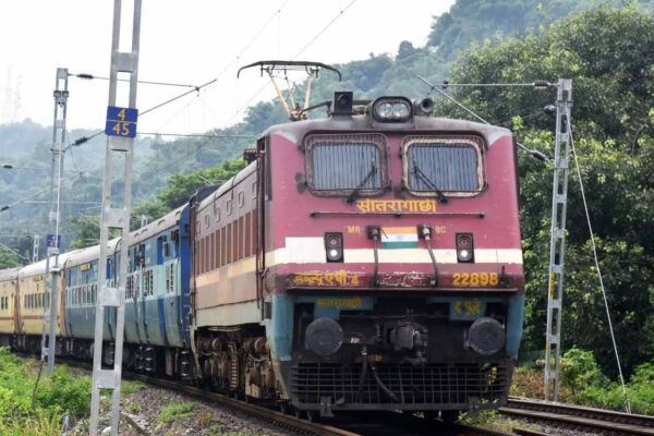 भोपाल इंटरसिटी एक्सप्रेस में यात्रियों को बड़ी राहत, 2 स्लीपर कोच बढ़ाए, बढ़ती भीड़ के चलते रेलवे ने किया फैसला