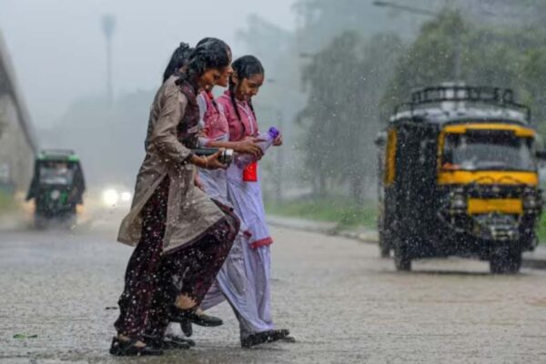 दिल्ली में दो दिन भारी बारिश और आंधी का अलर्ट, उत्तर भारत में मौसम ने पलटी चाल
