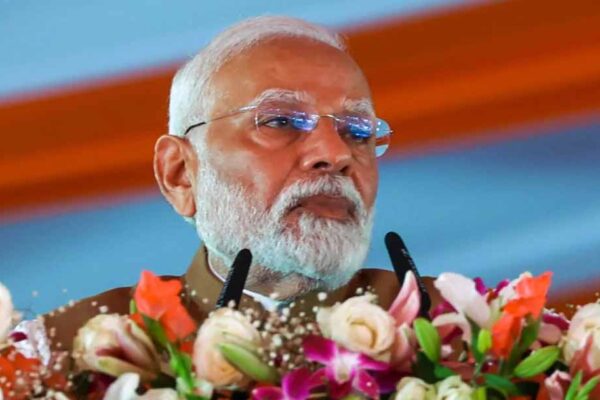 PM नरेंद्र मोदी वाराणसी पहुंचे, फ्लाइट से लैंड करते ही रेप कांड के बारे में अधिकारियों से ली रिपोर्ट