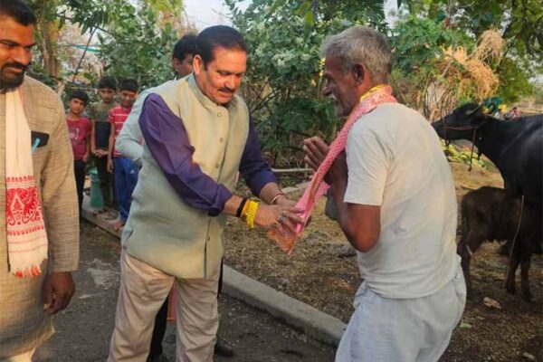सीमा पर तैनात जवानों के परिजनों से मिले मंत्री टेटवाल, जवानों के माता – पिता को नमन कर आभार माना
