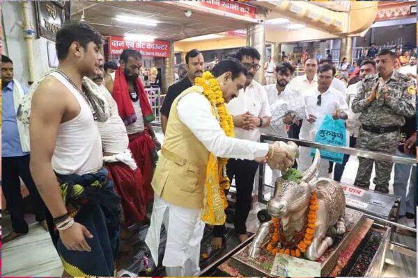 पूर्व गृहमंत्री नरोत्तम मिश्रा अंगारेश्वर महादेव मंदिर दर्शन करने पहुंचे