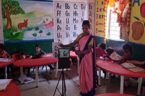 सांची विकासखंड के रतनपुर गांव में प्रदेश की पहली डिजिटल आंगनबाड़ी, नई तकनीक से पढ़ाई कर रहे बच्चे