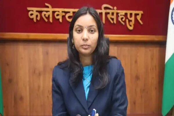 PWD के कार्यपालन यंत्री अरनव गुहा ने ड्यूटी के समय शराब पीकर कलेक्टर की मीटिंग में आने से मना कर