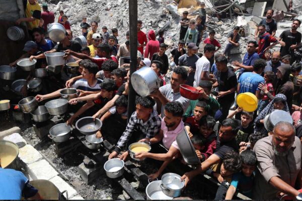 गाजा में भूख से हर घंटे हो रही मौत, फलस्तीनी आबादी मदद से वंचित; खतरे में हजारों बच्चे