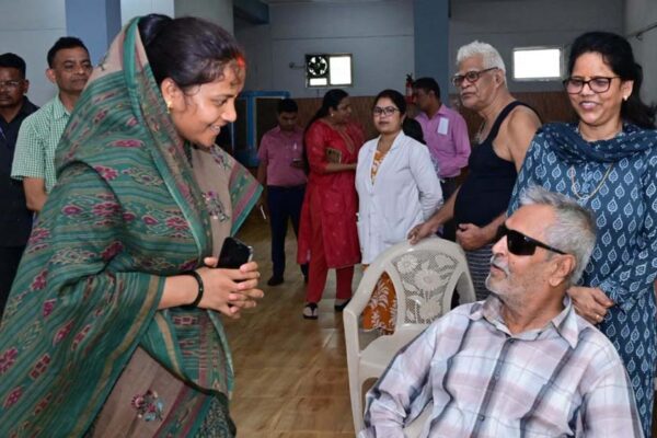 मंत्री राजवाड़े ने आश्रम में बुजुर्गों से उनके स्वास्थ्य, खानपान, मनोरंजन एवं दैनिक आवश्यकताओं की जानकारी ली