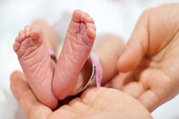 अमरपुर प्राथमिक स्वास्थ्य केंद्र में एक महिला ने सामान्य प्रसव के जरिए एक साथ तीन बेटियों को जन्म दिया
