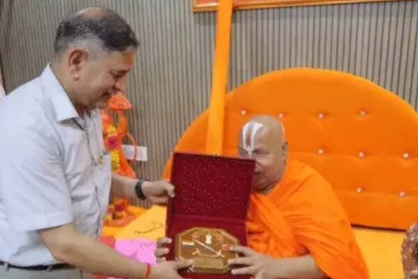 सेना प्रमुख से रामभद्राचार्य ने गुरु दक्षिणा में मांगा PoK, उपेंद्र द्विवेदी को दिया विशेष मंत्र