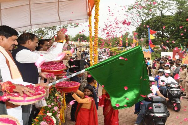 CM यादव ने प्रदेशव्यापी महिला बाइक रैली अहिल्या वाहिनी’ में महिला प्रतिभागियों को दिखाई हरी झंडी