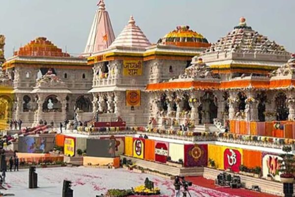 सुरक्षा में तैनात जवानों ने अयोध्या राम जन्मभूमि परिसर में महाराष्ट्र निवासी एक मुस्लिम महिला को हिरासत में लिया