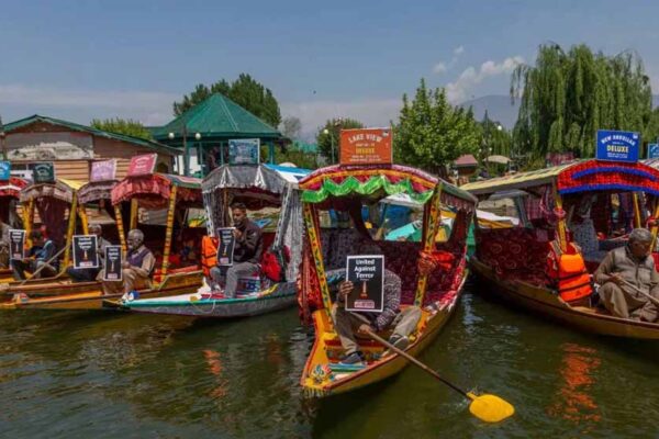 वुलर झील के किनारे शिकारा मालिक और पर्यटन पर निर्भर परिवार अब आजीविका के लिए संघर्ष कर रहे