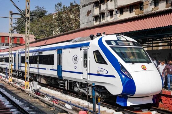 समर सीजन में यात्रियों की संख्या बढ़ी, फिर 16 कोच के साथ चलेगी बिलासपुर-नागपुर वंदेभारत