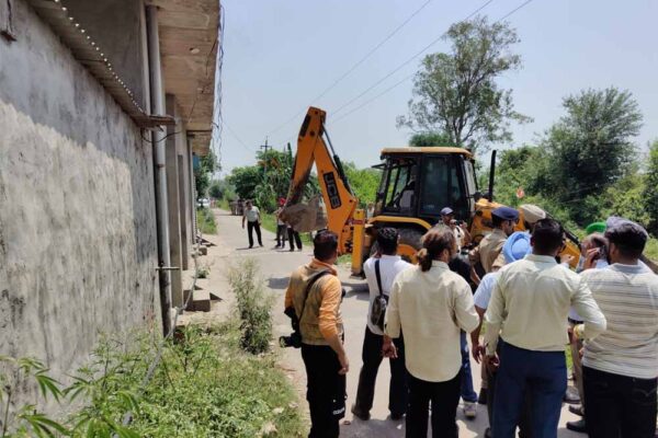 नशा तस्करों के खिलाफ कड़ी कार्रवाई, दो मकान पर पीला पंजा चला कर पूरी तरह से नष्ट किया